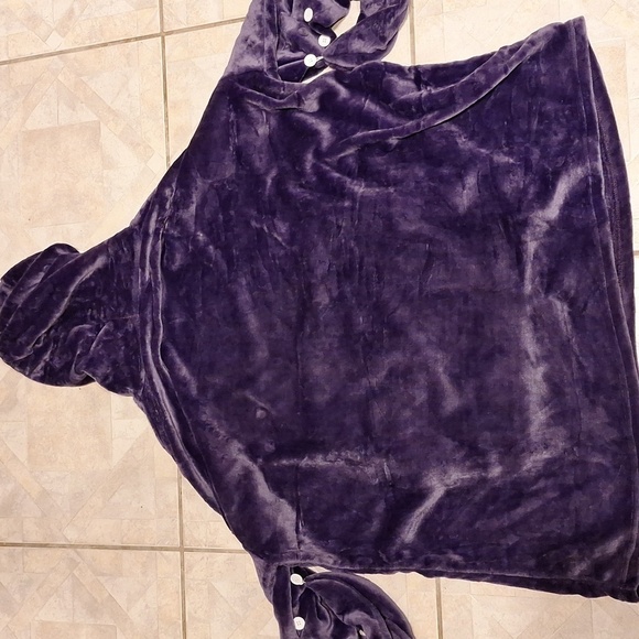 L Yescool purple like new long sleeve wearable blanket. One size - Picture 2 of 4